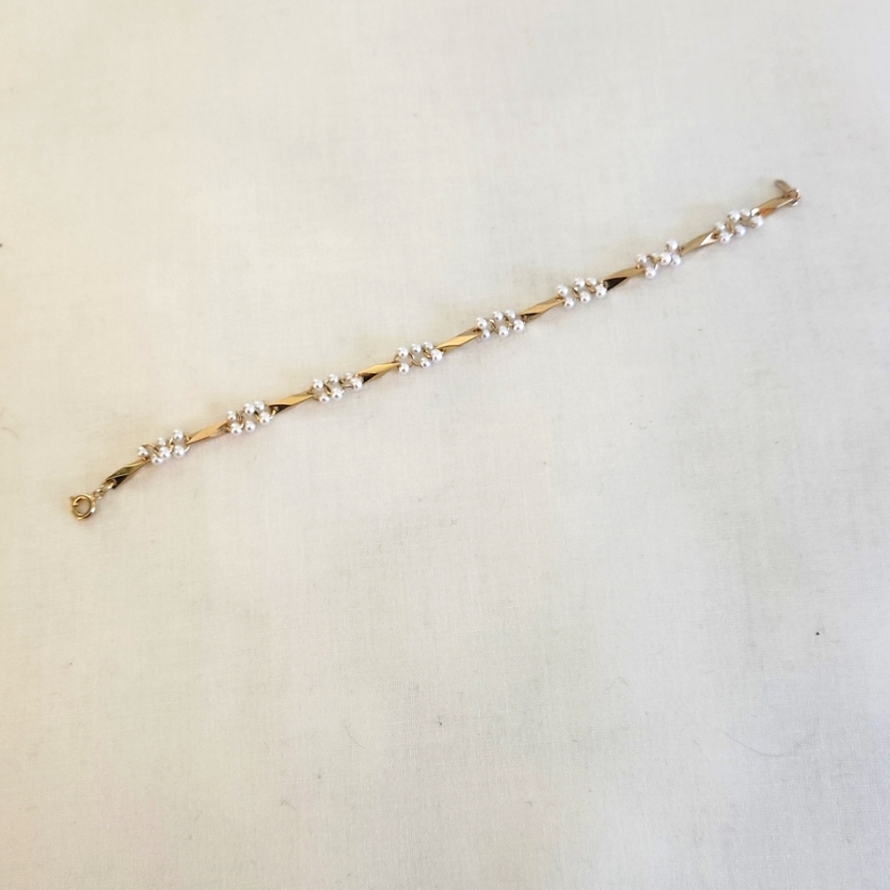 Women's, Bracelet, 7 3/4 inches from Claps to Ring, with 8 Pearl Clusters - Picture 3 of 6